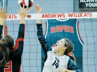 Senior Tia Hall contends the defense of Andrews’  Kinleigh Queen in Robbinsville’s 4-set road victory over the Lady Wildcats. Photo by Kevin Hensley/sports@grahamstar.com