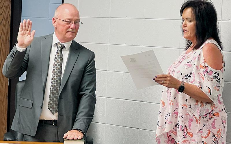 Andy Lynn (left) takes the oath of office from Graham County Clerk of Court Tammy Holloway on Tuesday, moments after the board of education accepted Lynn as the GOP’s nominee for filling a vacant seat. Photo by Kevin Hensley/editor@grahamstar.com